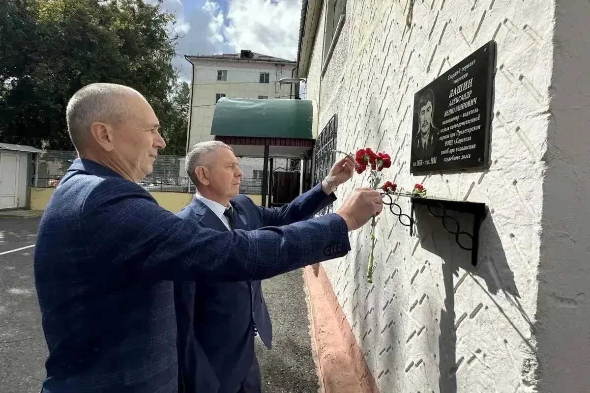 В Саранске росгвардейцы почтили память сослуживца – старшего сержанта милиции Александра Лашина В Саранске росгвардейцы почтили память сослуживца – старшего сержанта милиции Александра Лашина