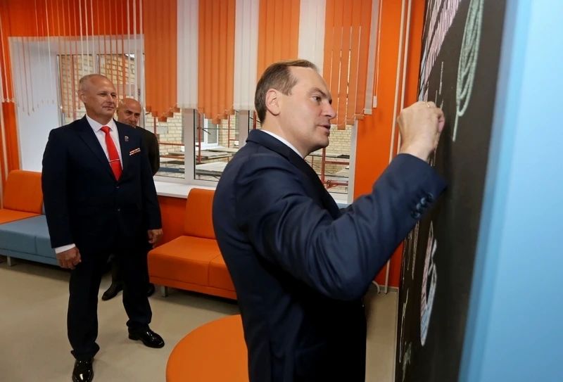 15 августа Глава Мордовии Артём Здунов посетил Краснослободский многопрофильный лицей — здание 1981 года постройки, которое впервые за 45 лет получило полноценный капитальный ремонт 15 августа Глава Мордовии Артём Здунов посетил Краснослободский многопрофильный лицей — здание 1981 года постройки, которое впервые за 45 лет получило полноценный капитальный ремонт