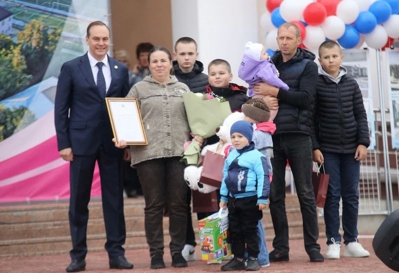 Краснослободск отметил 456 лет со дня основания — и пусть в субботу погода не баловала (всего 13 градусов и моросящий дождь), но город был по-особенному уютным Краснослободск отметил 456 лет со дня основания — и пусть в субботу погода не баловала (всего 13 градусов и моросящий дождь), но город был по-особенному уютным