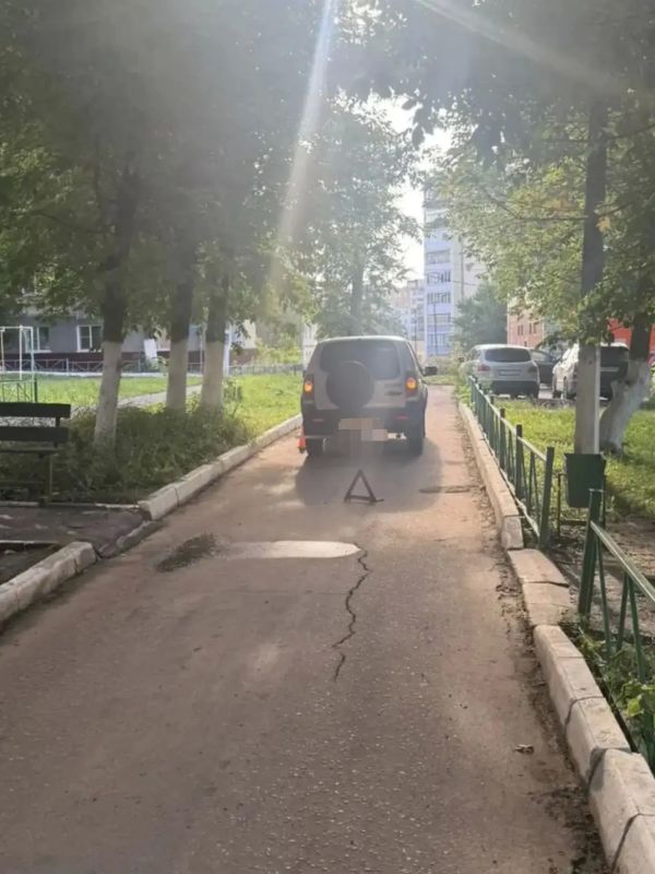 18 августа примерно в 16.00 во дворе дома на бульваре Эрьзи произошло ДТП с участием 5-летнего мальчика 18 августа примерно в 16.00 во дворе дома на бульваре Эрьзи произошло ДТП с участием 5-летнего мальчика