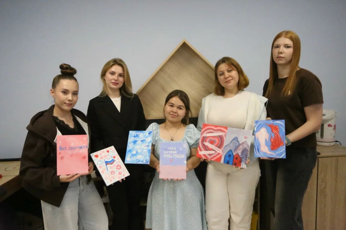 Может ли обычный холст и всего три цвета краски рассказать о любви к своей стране? Ответ на этот вопрос нашли девушки, которые собрались в Молодёжном центре на необычный арт-вечер «Три цвета Родины: мастерская памяти и... Может ли обычный холст и всего три цвета краски рассказать о любви к своей стране? Ответ на этот вопрос нашли девушки, которые собрались в Молодёжном центре на необычный арт-вечер «Три цвета Родины: мастерская памяти и...