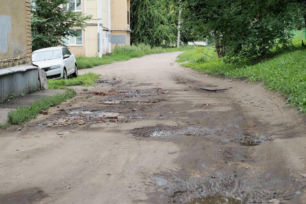 Артём Здунов: У Центра настольного тенниса встретились с жителями местных домов - мамы показали, какой дорогой водят ребятишек в детский сад №79 Артём Здунов: У Центра настольного тенниса встретились с жителями местных домов - мамы показали, какой дорогой водят ребятишек в детский сад №79