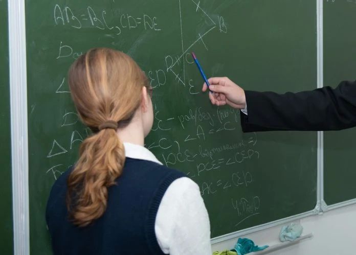Доля учителей в возрасте 60+ в среднем по Мордовии составляет 16%, а в сельских школах — 27%