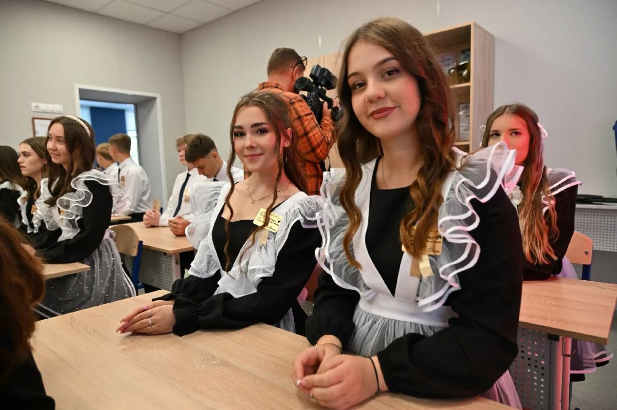 Рузаевка встретила День знаний по-особенному: после масштабного капитального ремонта распахнула двери «Средняя общеобразовательная школа № 8». В юбилейный для школы год — ей исполнилось 55 лет — она получила настоящий... Рузаевка встретила День знаний по-особенному: после масштабного капитального ремонта распахнула двери «Средняя общеобразовательная школа № 8». В юбилейный для школы год — ей исполнилось 55 лет — она получила настоящий...