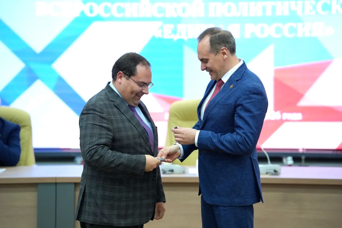 На XXIV Конференции регионального отделения партии «Единая Россия» нашему министру Виталию Платонову был торжественно вручен партийный билет На XXIV Конференции регионального отделения партии «Единая Россия» нашему министру Виталию Платонову был торжественно вручен партийный билет