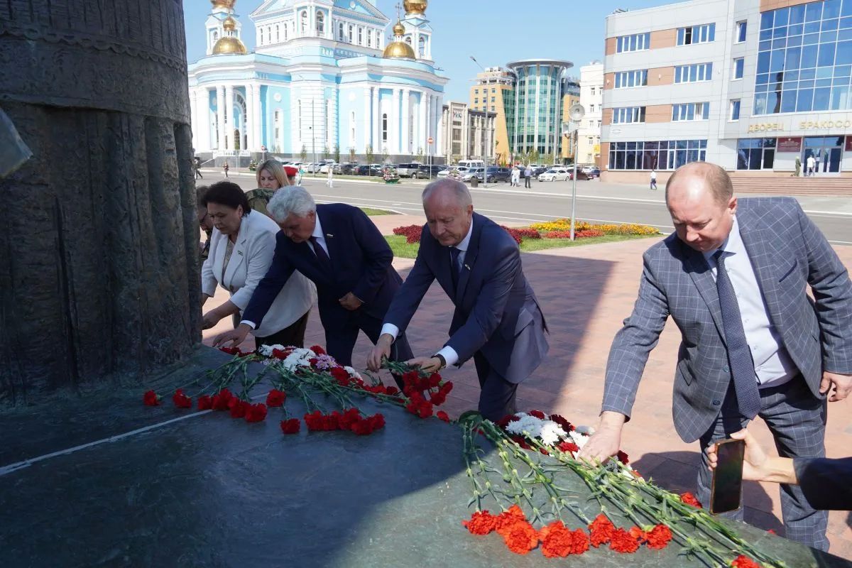 Сергей Вдовин и Наталья Долматова почтили память героев Отечества и жертв терроризма Сергей Вдовин и Наталья Долматова почтили память героев Отечества и жертв терроризма