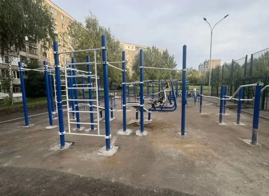 На территории, прилегающей к нескольким многоквартирным домам по улице Сущинского строится умная спортивная площадка На территории, прилегающей к нескольким многоквартирным домам по улице Сущинского строится умная спортивная площадка