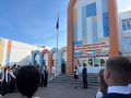 Утро понедельника в школах республики началось с традиционной линейки, поднятия флага и исполнения гимна Российской Федерации