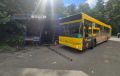 В Саранске водитель автобуса врезался в остановочный павильон, внутри которого на лавочке сидела 89летняя женщина