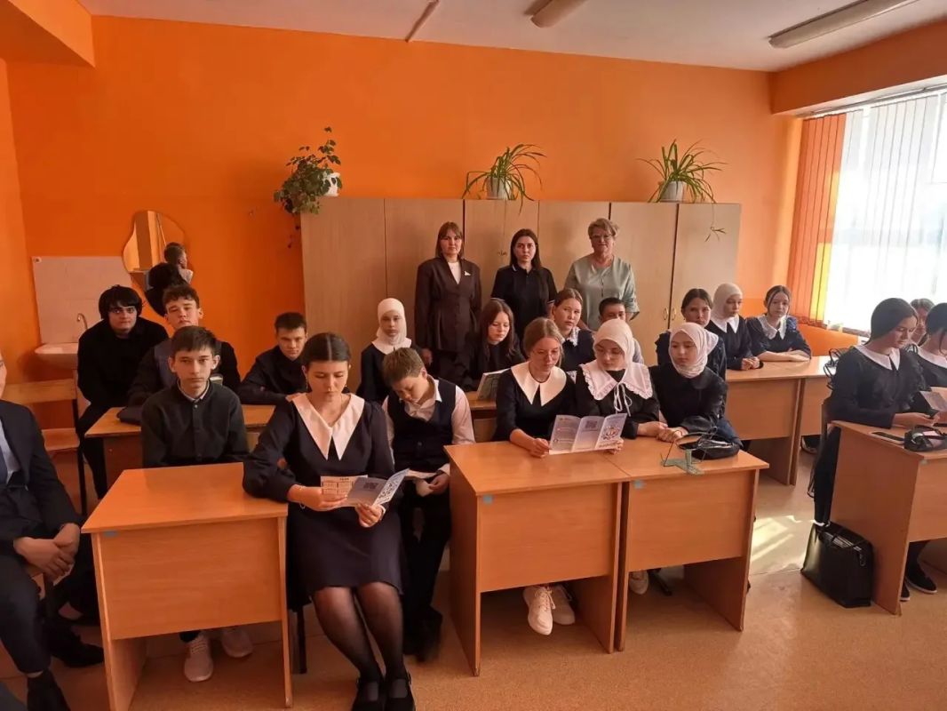 В Мордовии сотрудники полиции проводят профилактическую работу по противодействию мошенничеству со школьниками и педагогами В Мордовии сотрудники полиции проводят профилактическую работу по противодействию мошенничеству со школьниками и педагогами
