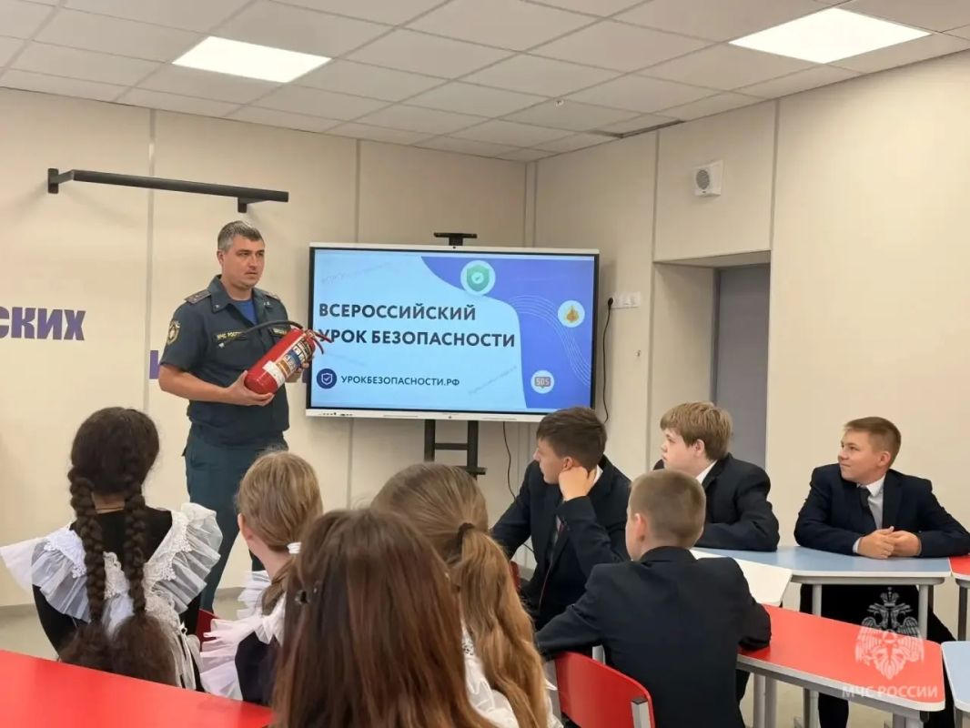 Открытые уроки в Рузаевке. В рамках профилактической работы по предупреждению чрезвычайных ситуаций сотрудники Главного управления МЧС России по Республике Мордовия посетили несколько школ города Открытые уроки в Рузаевке. В рамках профилактической работы по предупреждению чрезвычайных ситуаций сотрудники Главного управления МЧС России по Республике Мордовия посетили несколько школ города