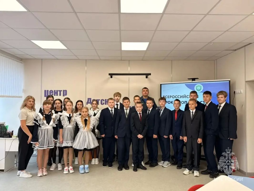 Открытые уроки в Рузаевке. В рамках профилактической работы по предупреждению чрезвычайных ситуаций сотрудники Главного управления МЧС России по Республике Мордовия посетили несколько школ города Открытые уроки в Рузаевке. В рамках профилактической работы по предупреждению чрезвычайных ситуаций сотрудники Главного управления МЧС России по Республике Мордовия посетили несколько школ города