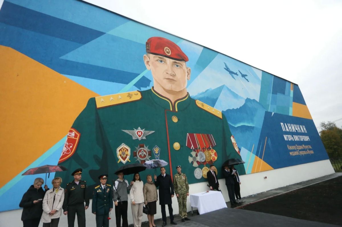 В Саранском электромеханическом колледже открыли мурал выпускнику, герою СВО Игорю Паничкину В Саранском электромеханическом колледже открыли мурал выпускнику, герою СВО Игорю Паничкину