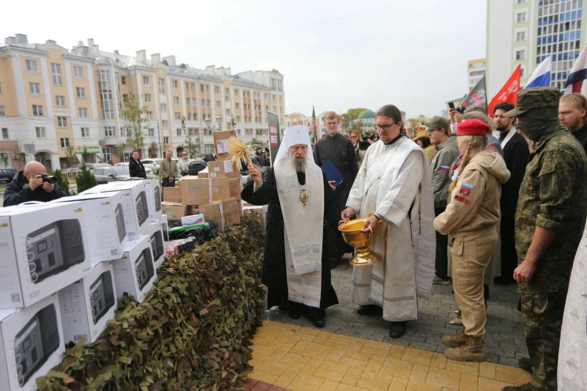 Сегодня у стен главного храма республики, собралось больше сотни человек, от бравых ветеранов СВО до шумных кадетов и серьезных предпринимателей Сегодня у стен главного храма республики, собралось больше сотни человек, от бравых ветеранов СВО до шумных кадетов и серьезных предпринимателей