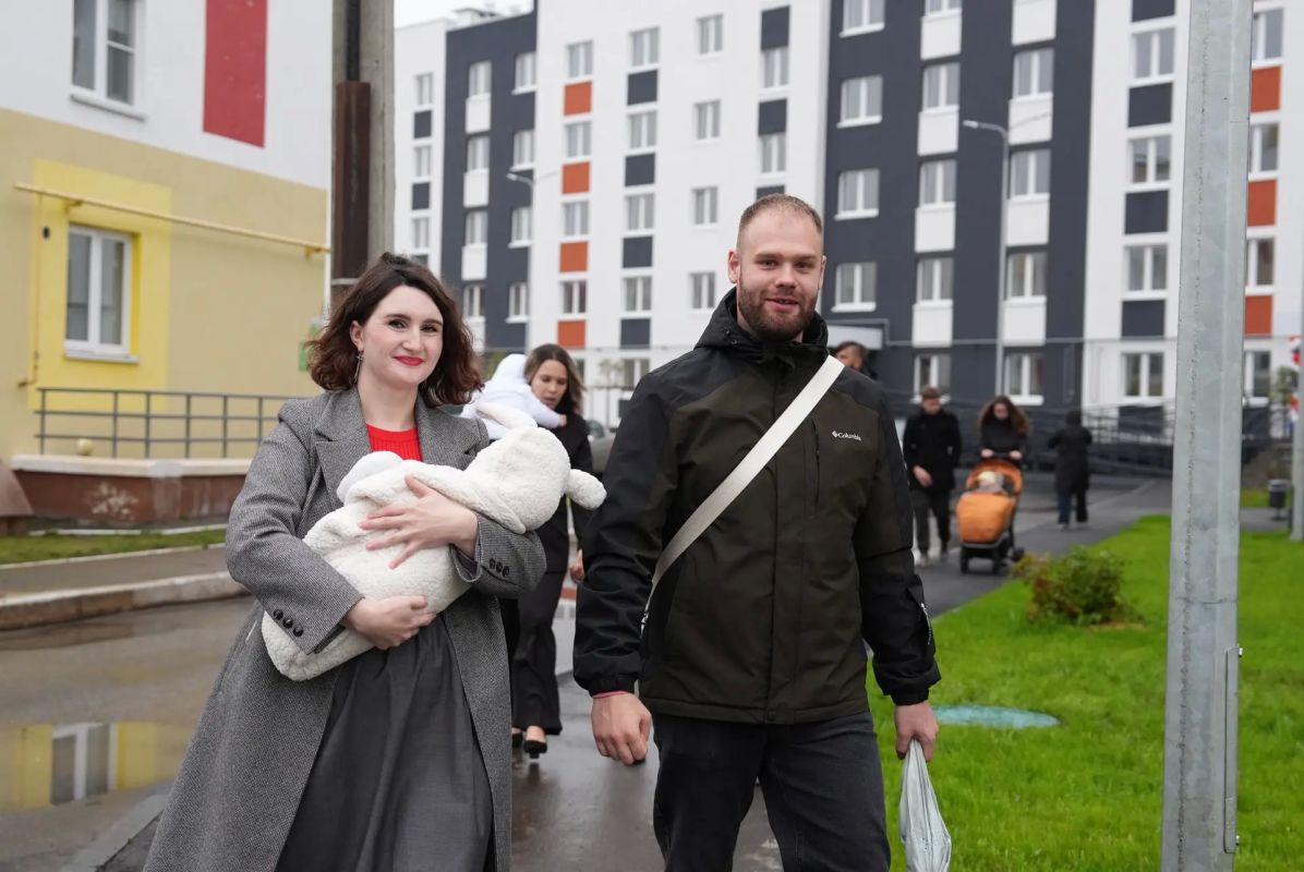 Артём Здунов: Построили по нашей жилищной программе рузаевским семьям большой дом!) Вместе с новосёлами проверили квартиры - комфортные, уютные, все с чистовой отделкой Это важно - молодые родители не будут тратить время и... Артём Здунов: Построили по нашей жилищной программе рузаевским семьям большой дом!) Вместе с новосёлами проверили квартиры - комфортные, уютные, все с чистовой отделкой Это важно - молодые родители не будут тратить время и...