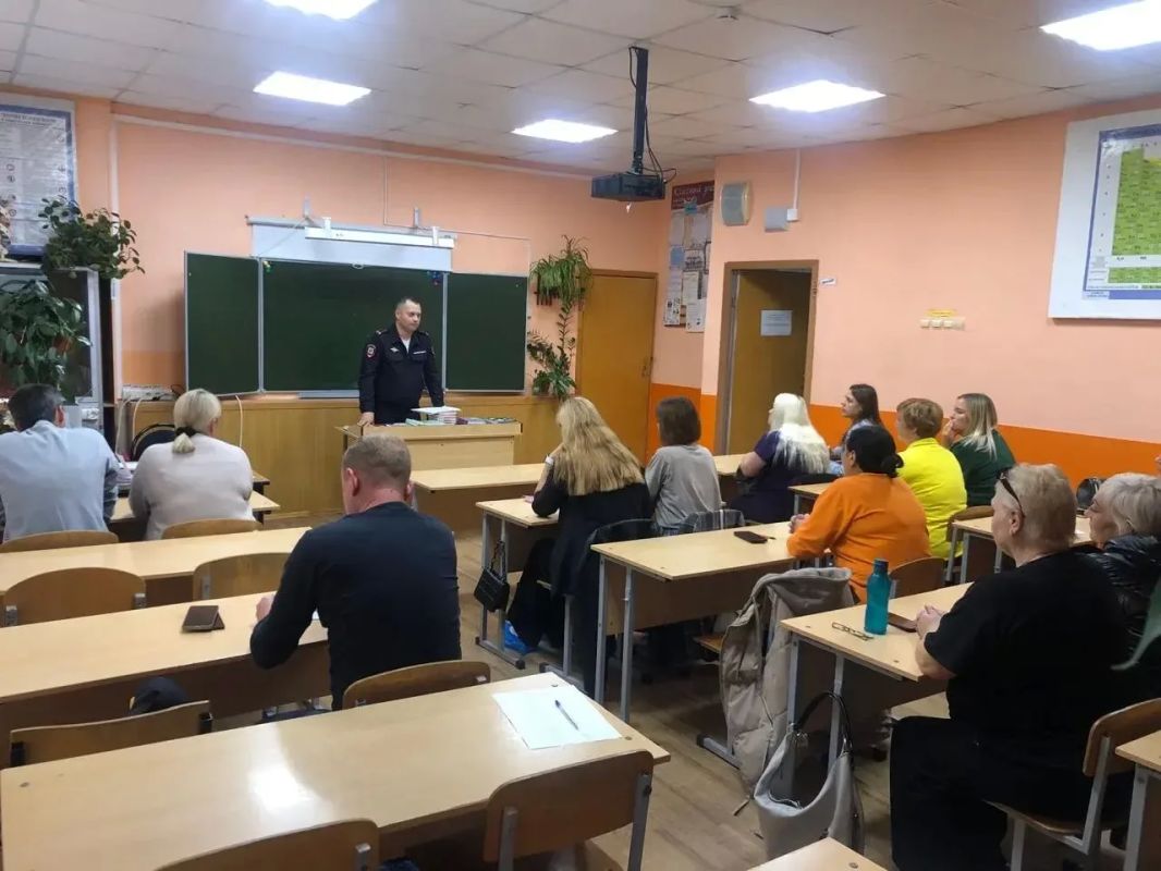 В Мордовии сотрудники кадровых подразделений МВД проводят профориентационную работу с родителями старшеклассников В Мордовии сотрудники кадровых подразделений МВД проводят профориентационную работу с родителями старшеклассников