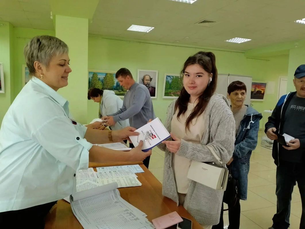 Поздравляем впервые голосующих избирателей с важным этапом в их жизни! Поздравляем впервые голосующих избирателей с важным этапом в их жизни!