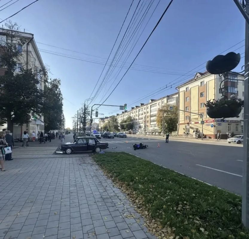 В Саранске сотрудники полиции устанавливают обстоятельства ДТП с участием мотоцикла и легкового автомобиля В Саранске сотрудники полиции устанавливают обстоятельства ДТП с участием мотоцикла и легкового автомобиля