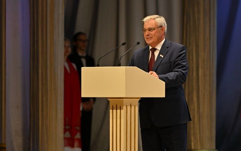 На торжественном заседании Председатель Государственного Собрания Республики Мордовия Владимир Чибиркин от имени участников мероприятия сердечно поздравил Артёма Здунова с вступлением в должность Главы региона