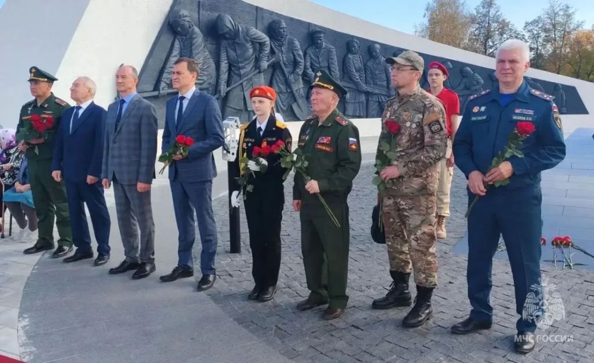 85 ЛЕТ СУРСКОМУ РУБЕЖУ!. В селе Большие Березники состоялся торжественный митинг у мемориала «Строителям Сурского оборонительного рубежа», посвящённый 85-й годовщине начала его строительства 85 ЛЕТ СУРСКОМУ РУБЕЖУ!. В селе Большие Березники состоялся торжественный митинг у мемориала «Строителям Сурского оборонительного рубежа», посвящённый 85-й годовщине начала его строительства