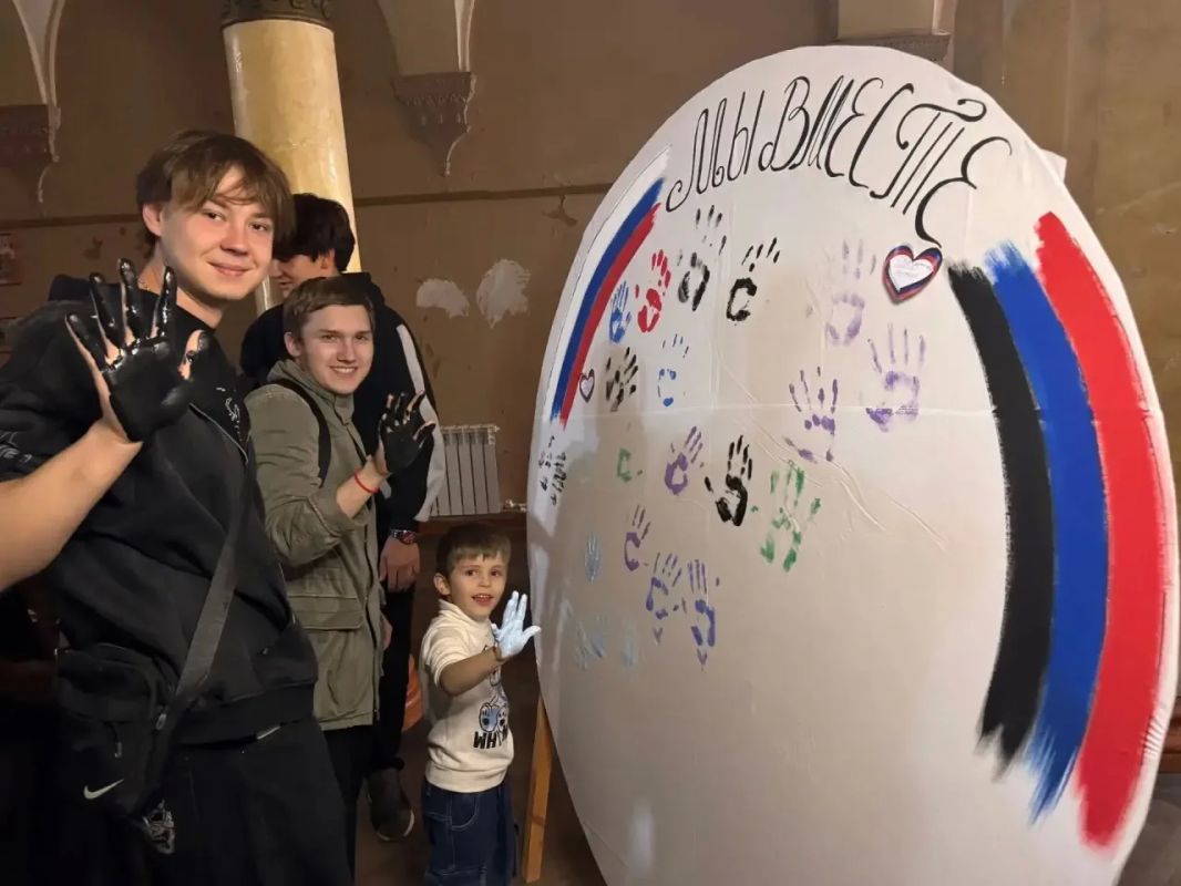 Сегодня, в Зугрэсском городском Дворце культуры, в рамках проекта «Историческая память», прошла патриотическая акция, посвящённое Дню воссоединения ДНР, ЛНР, Запорожской и Херсонской областей с Россией Сегодня, в Зугрэсском городском Дворце культуры, в рамках проекта «Историческая память», прошла патриотическая акция, посвящённое Дню воссоединения ДНР, ЛНР, Запорожской и Херсонской областей с Россией
