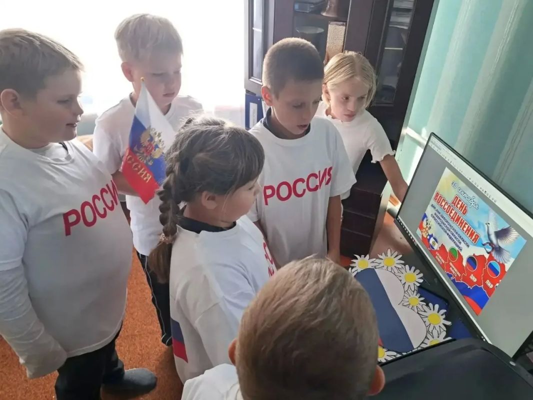 В Золотарёвском сельском доме культуры прошел тематический урок-беседа, посвященный важной исторической дате — Дню воссоединения Донецкой Народной Республики с Российской Федерацией В Золотарёвском сельском доме культуры прошел тематический урок-беседа, посвященный важной исторической дате — Дню воссоединения Донецкой Народной Республики с Российской Федерацией