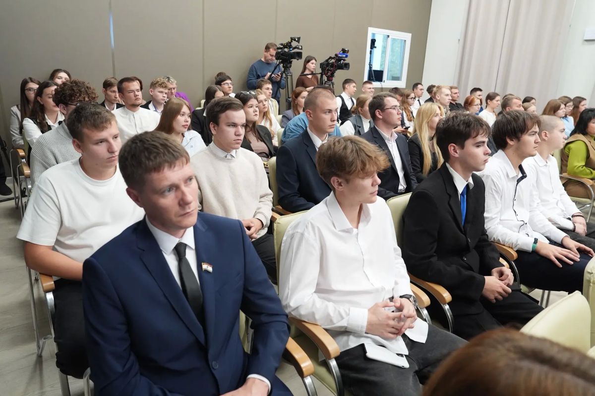 Артём Здунов: Встретились с молодыми специалистами, у которых большое будущее в Мордовии 18 тысяч ребят учатся в колледжах и техникумах республики - востребованы в машиностроении, строительстве, транспортной отрасли... Артём Здунов: Встретились с молодыми специалистами, у которых большое будущее в Мордовии 18 тысяч ребят учатся в колледжах и техникумах республики - востребованы в машиностроении, строительстве, транспортной отрасли...