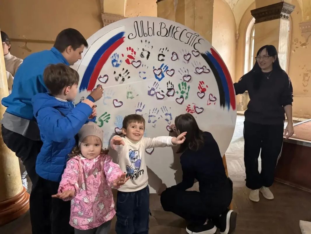 Сегодня, в Зугрэсском городском Дворце культуры, в рамках проекта «Историческая память», прошла патриотическая акция, посвящённое Дню воссоединения ДНР, ЛНР, Запорожской и Херсонской областей с Россией Сегодня, в Зугрэсском городском Дворце культуры, в рамках проекта «Историческая память», прошла патриотическая акция, посвящённое Дню воссоединения ДНР, ЛНР, Запорожской и Херсонской областей с Россией