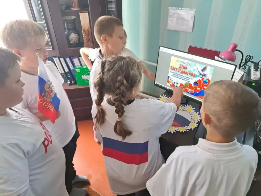 В Золотарёвском сельском доме культуры прошел тематический урок-беседа, посвященный важной исторической дате — Дню воссоединения Донецкой Народной Республики с Российской Федерацией В Золотарёвском сельском доме культуры прошел тематический урок-беседа, посвященный важной исторической дате — Дню воссоединения Донецкой Народной Республики с Российской Федерацией
