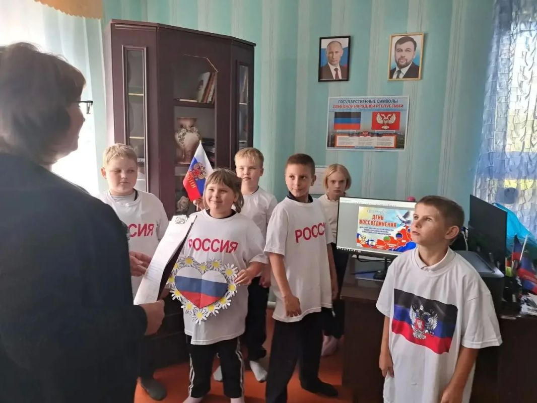 В Золотарёвском сельском доме культуры прошел тематический урок-беседа, посвященный важной исторической дате — Дню воссоединения Донецкой Народной Республики с Российской Федерацией