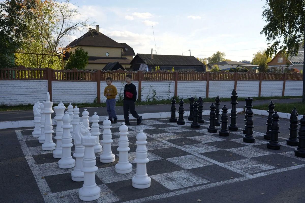 Депутат Госсобрания Игорь Ерёмкин подарил городу Ковылкино комплект уличных шахмат Депутат Госсобрания Игорь Ерёмкин подарил городу Ковылкино комплект уличных шахмат