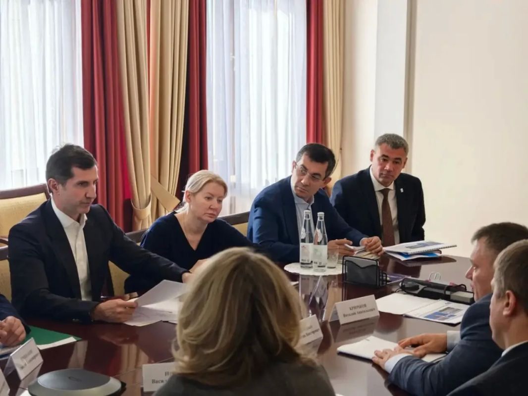 Сегодня с коллегами из ПАО «Газпром» и дочерних предприятий во главе с советником заместителя Председателя Правления — начальника Департамента Константином Кравченко обсудили новое для Мордовии направление — использование... Сегодня с коллегами из ПАО «Газпром» и дочерних предприятий во главе с советником заместителя Председателя Правления — начальника Департамента Константином Кравченко обсудили новое для Мордовии направление — использование...