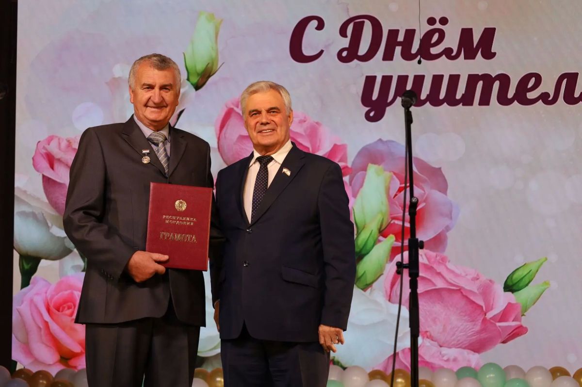 Владимир Чибиркин – педагогам: «Своей работой вы закладываете основы будущего страны и нашей республики» Владимир Чибиркин – педагогам: «Своей работой вы закладываете основы будущего страны и нашей республики»