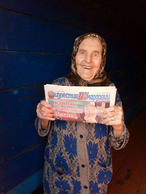 100-летняя Пелагея Михайловна из Дубенок читает про себя очерк в газете "Известия Мордовии" и передаёт пламенный привет и сердечное спасибо журналистам "Известий Мордовии"!