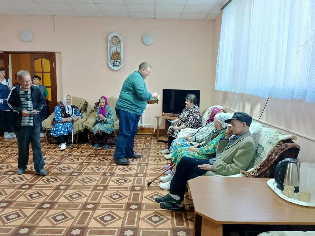 Владимир Кабаев поздравил старшее поколение Большеигнатовского района Владимир Кабаев поздравил старшее поколение Большеигнатовского района