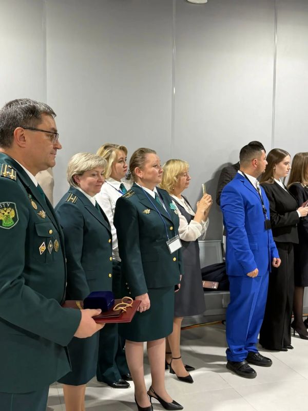 В преддверии Дня таможенника в аэропорту им. М.П. Девятаева чествовали работников Федеральной таможенной службы В преддверии Дня таможенника в аэропорту им. М.П. Девятаева чествовали работников Федеральной таможенной службы