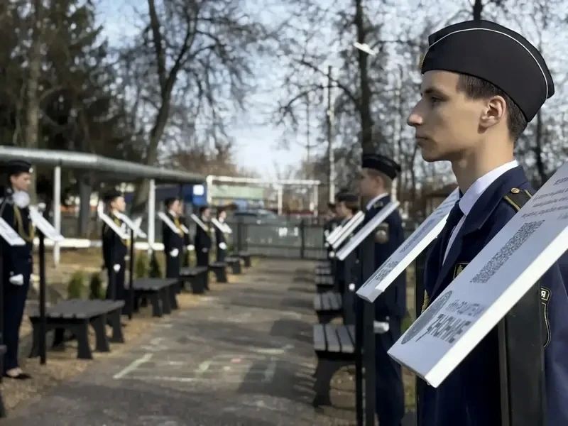 В Рузаевке, на территории школы №5 открыли Аллею имён и судеб, увековечившую память людей, оставивших яркий след в жизни учебного заведения