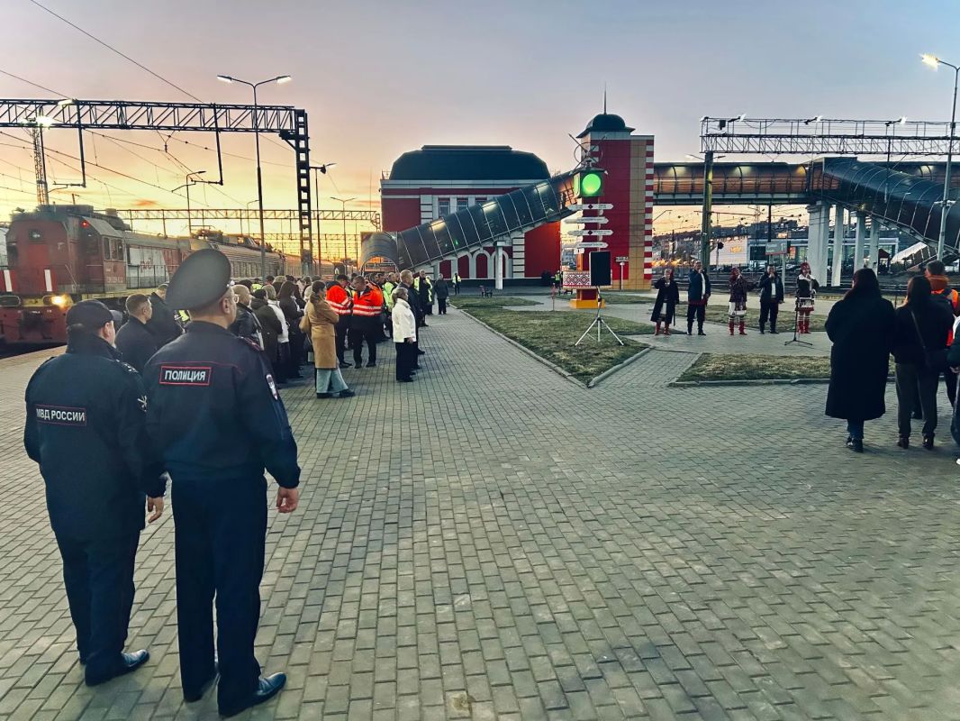 На железнодорожном вокзале станции Рузаевка прошла торжественная церемония открытия стелы «Ворота Мордовии» На железнодорожном вокзале станции Рузаевка прошла торжественная церемония открытия стелы «Ворота Мордовии»