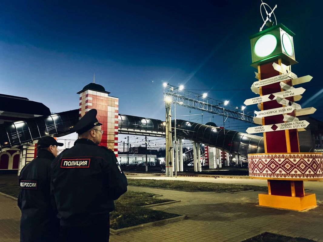 На железнодорожном вокзале станции Рузаевка прошла торжественная церемония открытия стелы «Ворота Мордовии» На железнодорожном вокзале станции Рузаевка прошла торжественная церемония открытия стелы «Ворота Мордовии»
