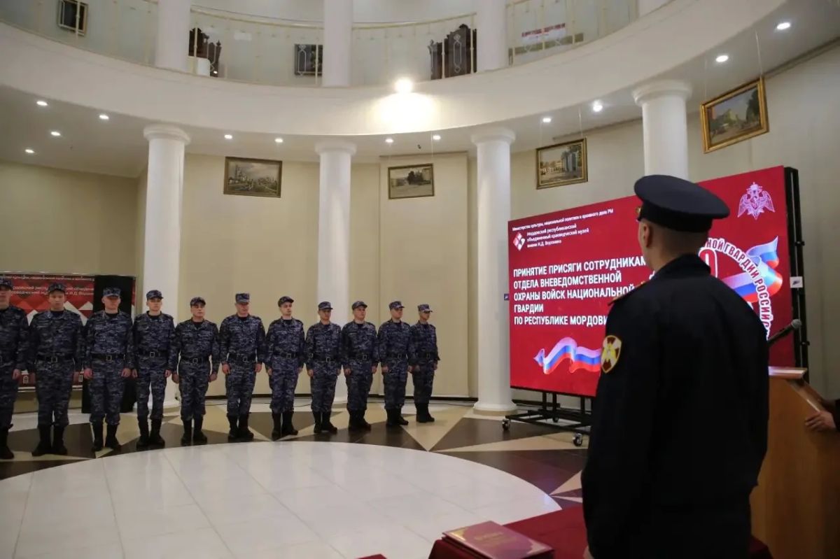 В год 10-летия ведомства и 215-летия войск правопорядка в Саранске новобранцы вневедомственной охраны Росгвардии приняли присягу В год 10-летия ведомства и 215-летия войск правопорядка в Саранске новобранцы вневедомственной охраны Росгвардии приняли присягу