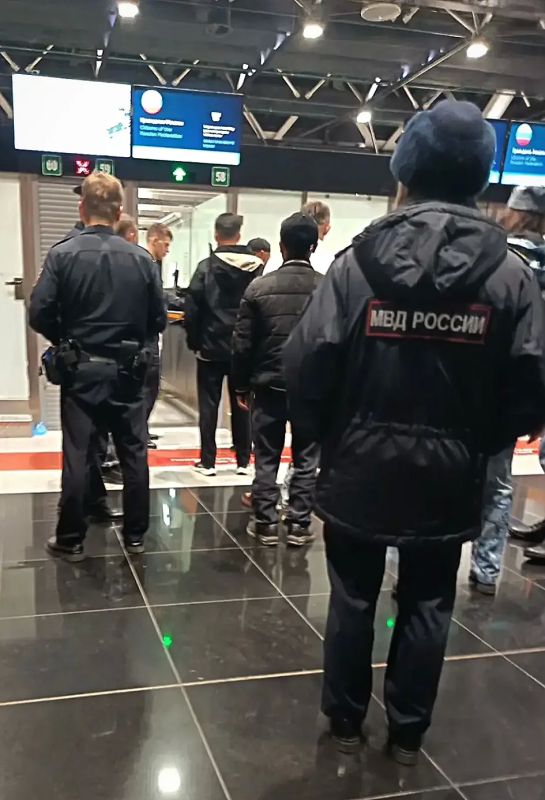 Сотрудники МВД по Республике Мордовия депортировали трех иностранных граждан, совершивших преступления на территории Российской Федерации Сотрудники МВД по Республике Мордовия депортировали трех иностранных граждан, совершивших преступления на территории Российской Федерации